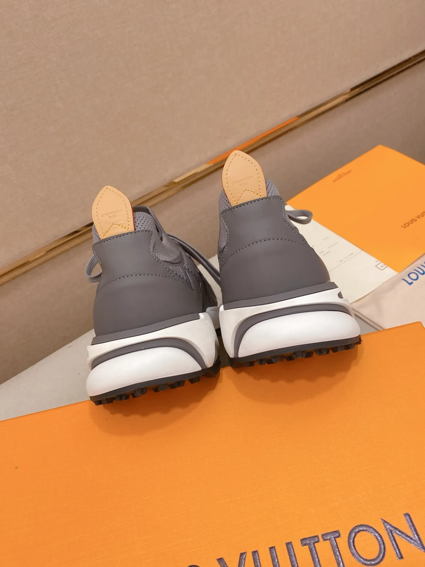 Men's Men's Shoes💰: 620💰The high version of the LV Runner Tatic sneakers are made of a whole piece of technical knitting to create an easy-to-take-on design, and are trimmed with cow leather to outline the upper. The LV logo on the side creates a dynamic feel among the textures, and the leather back strap is shaped like the handle fasteners in the Louis Vuitton leather goods collection. Mixed materials Laces Louis Vuitton accents Rubber outsole with Vuitton logo Size 39-44 Customizable 38.45.46